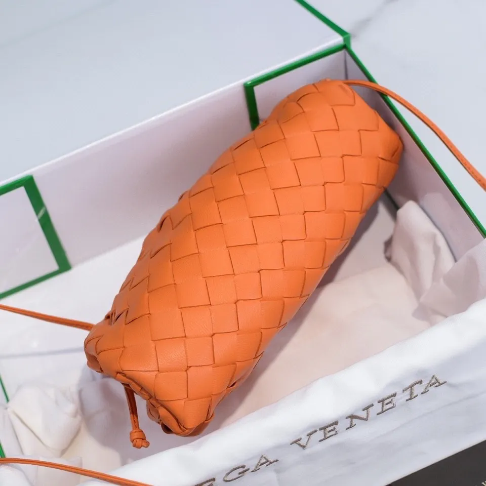 Batch 1260 large grid weaving The pouch cloud bag is the first series designed by former Celine designer Daniel Lee after joining BV. The upper body is extremely ecstatic ~ fashionable and classy ~ elegant and concise, lazy and intellectual size: 23*13*8 [Little Cloud Rough Weave#]